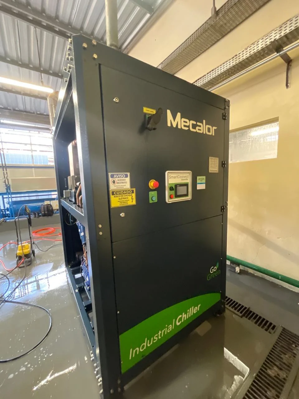 Chiller Mecalor em ambiente industrial atendido pela Reobote