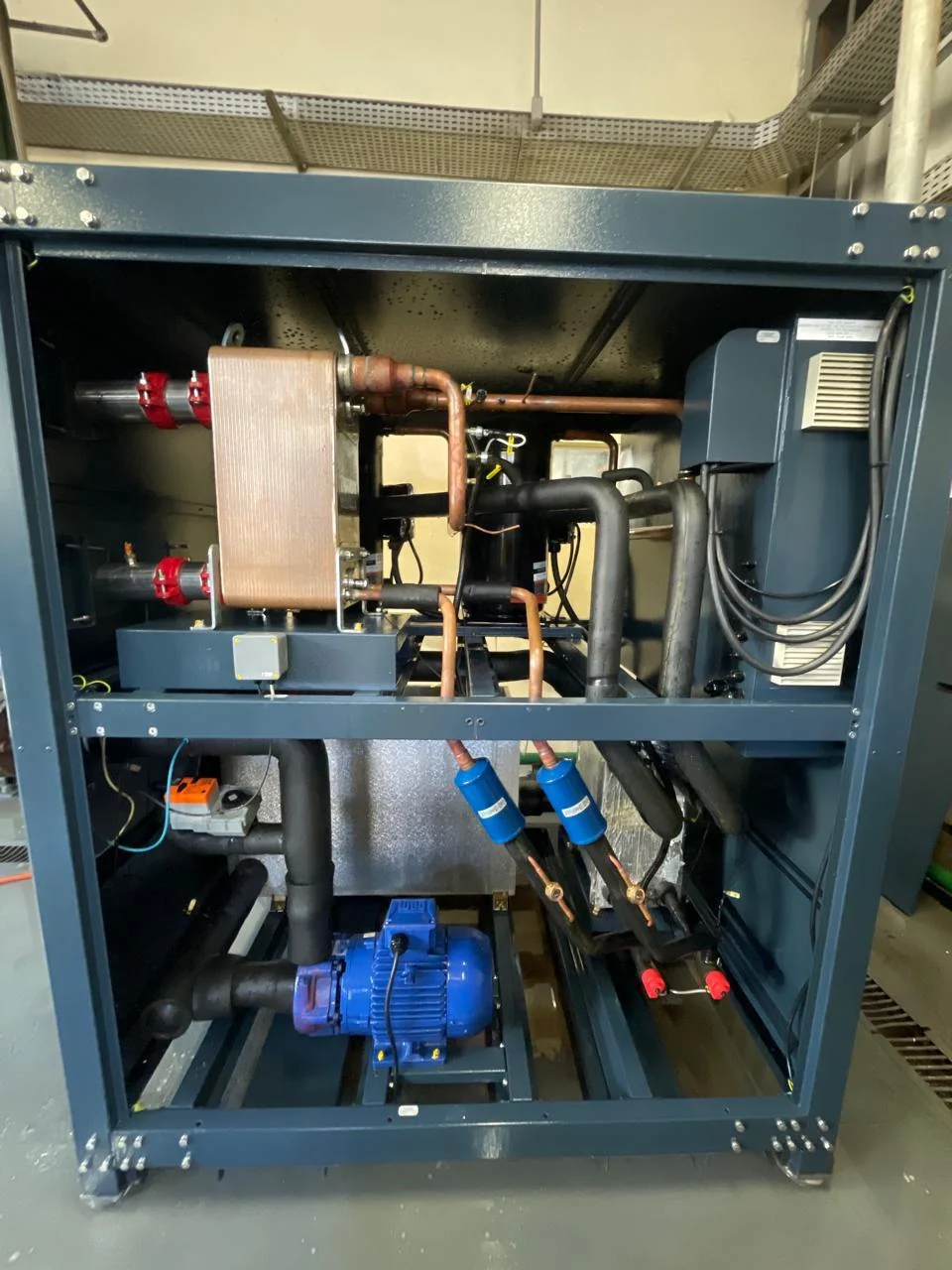 Componentes e tubulações de um circuito de refrigeração