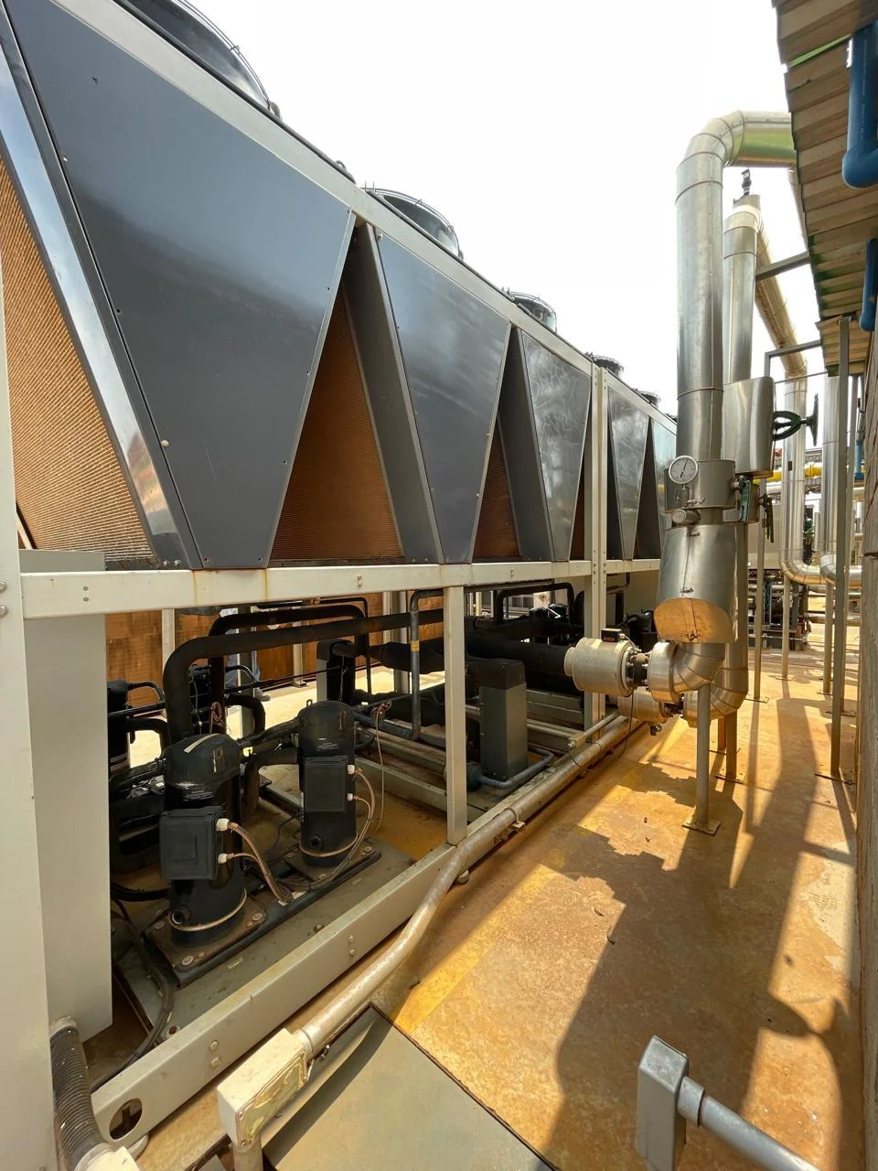 Estrutura e compressores de chiller industrial